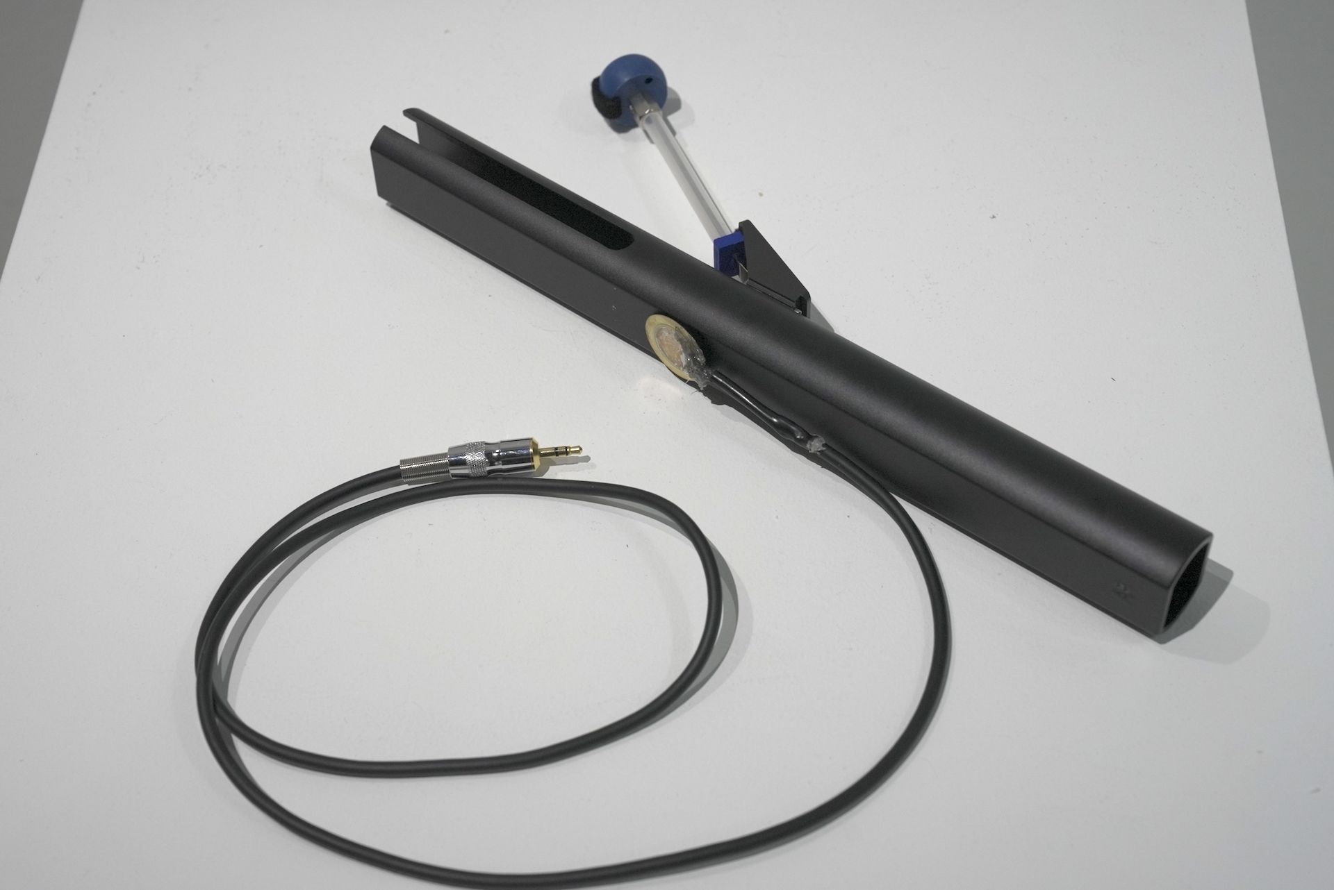 Explanation image of contact microphone attachment position. Attach to the back of the hammer base of the tone chime.