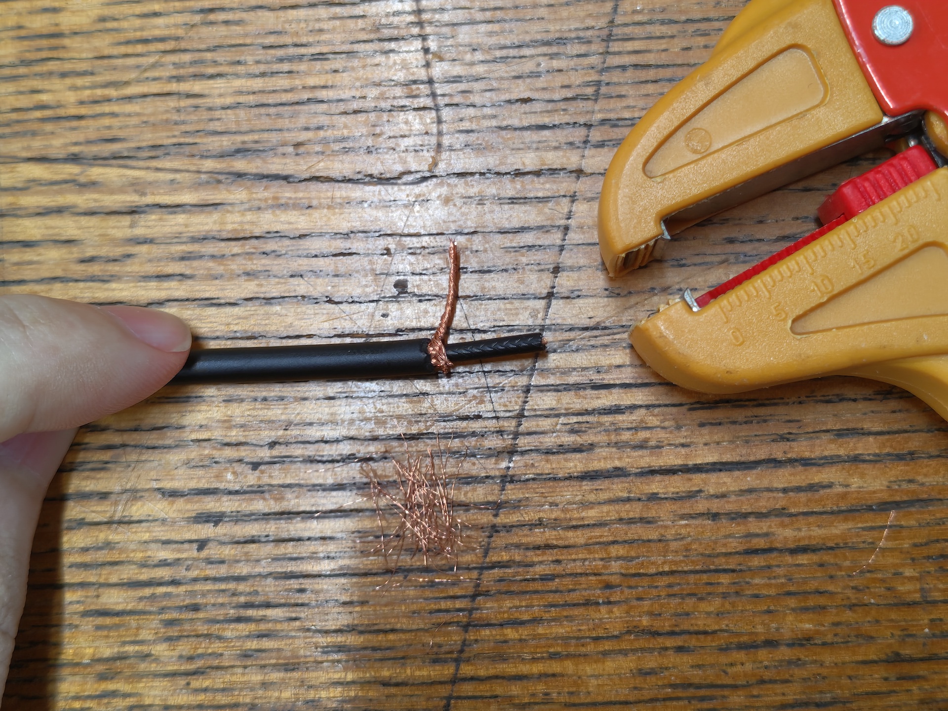 Image of cable end. The shield wire part is twisted together. At the bottom, there are scraps of excess shield wire that have been cut off.